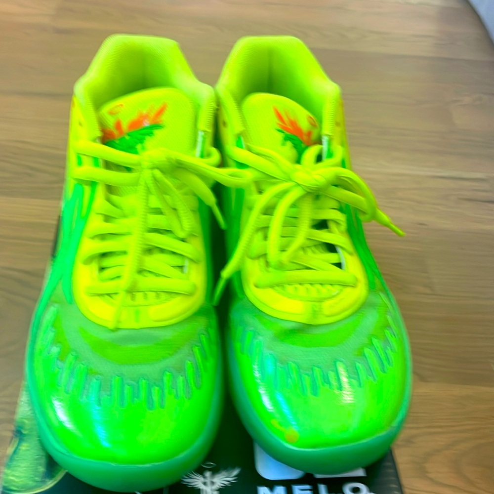 I’m selling basketball shoes men’s 8 they are a good durable shoe.